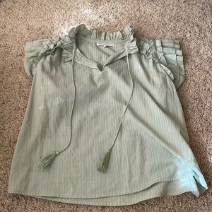 Cute boutique top! Green, with flutter sleeves!